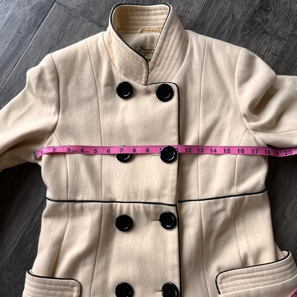 Classy Cream Wool Coat Size Medium - Picture 4 of 8